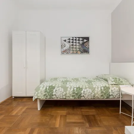 Apartment Family Next To Tivoli Park
